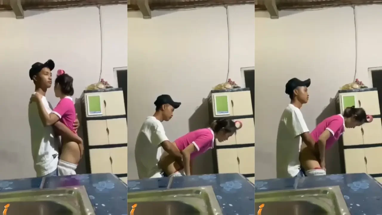 Kelakuan adik kakak saat rumah sepi poster